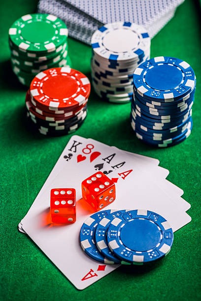 Live poker tables and betting rounds on hobimain slot